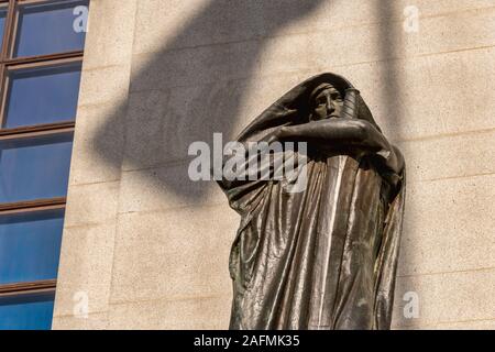 Ottawa, CA - 9. Oktober 2019: Statue Ivstitia (Gerechtigkeit) vor der Oberste Gerichtshof von Kanada Stockfoto