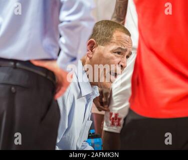 Dezember 15, 2019: Houston Cougars Head Coach Kelvin Sampson reagiert während eines Time out in der NCAA Basketball Spiel zwischen der Oklahoma State Cowboys und den Houston Cougars am Fertitta Center in Houston, Texas. Oklahoma State besiegt Houston 61-55. Prentice C. James/CSM Stockfoto