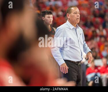 Dezember 15, 2019 - Dezember 15, 2019: Houston Cougars Head Coach Kelvin Sampson beobachtet Spiel Action während der NCAA Basketball Spiel zwischen der Oklahoma State Cowboys und den Houston Cougars am Fertitta Center in Houston, Texas. Oklahoma State besiegt Houston 61-55. Prentice C. James/CSM Stockfoto