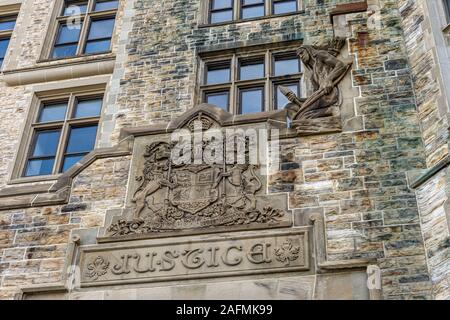 Ottawa, CA - 9. Oktober 2019: Fassade der Gerechtigkeit Gebäude mit dem königlichen Wappen von Kanada. Stockfoto