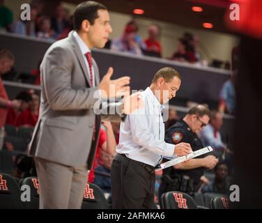 Dezember 15, 2019: Houston Cougars Head Coach Kelvin Sampson, rechts, Diagramme ein Spiel als seinen Sohn und Assistant Coach Kellen Sampson Bewegungen auf, die das Team während der NCAA Basketball Spiel zwischen der Oklahoma State Cowboys und den Houston Cougars am Fertitta Center in Houston, Texas. Oklahoma State besiegt Houston 61-55. Prentice C. James/CSM Stockfoto