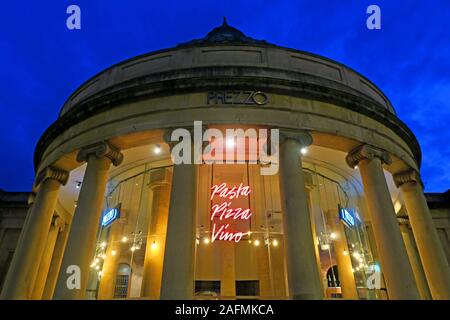 Pasta Pizza Vino, Prezzo Bridgwater, im alten Marktplatz, Cornhill, in der Abenddämmerung, Somerset, Südwestengland, Großbritannien Stockfoto