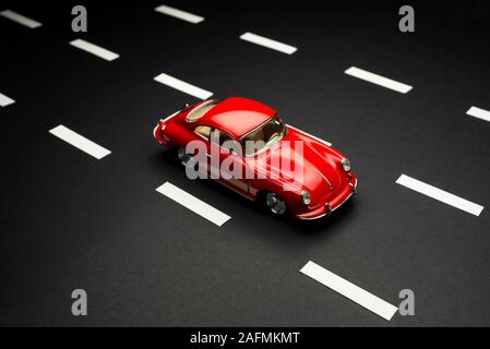 Izmir, Türkei - 28. Juli 2019. Obere und vordere Ansicht eines Porsche Carrera 2 Spielzeug Modell Auto auf einem blauen Hintergrund. Stockfoto