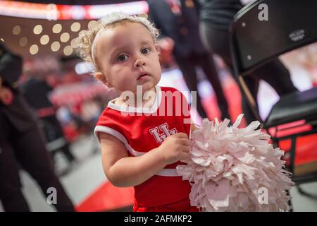 Houston, Texas, USA. 15 Dez, 2019. Ein junger Houston Cougars Ventilator bereitet während der NCAA Basketball Spiel zwischen der Oklahoma State Cowboys und den Houston Cougars am Fertitta Center in Houston, Texas, zu jubeln. Oklahoma State besiegt Houston 61-55. Prentice C. James/CSM/Alamy leben Nachrichten Stockfoto