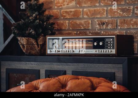 Retro Music Player auf der Brust. Stockfoto