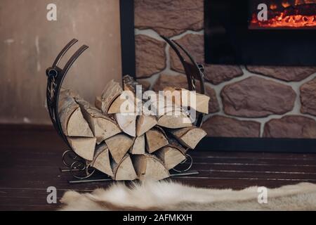 Stapel der Protokolle neben dem Kamin. Stockfoto