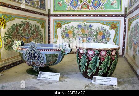 Antiken Vasen im Sommerpalast von Sitorai Mohi Hosa in Buchara ausgestellt Stockfoto