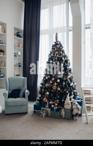 Wunderschönes Zimmer mit Weihnachtsschmuck. Weihnachten Stockfoto