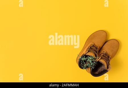 Braun herbst Schuhe mit wildflovers. gelben Hintergrund. Stockfoto