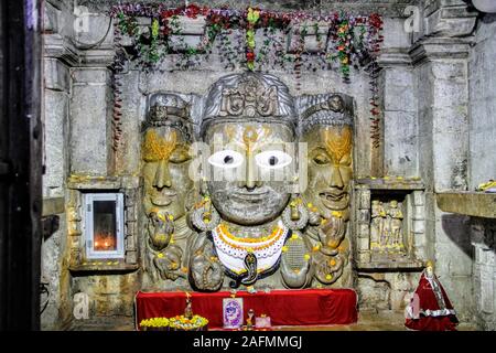 Samadhishvara Tempel, wo die wichtigsten Gottheiten Brahma, Vishnu und Mahesh/Shiva. Die Dreieinigkeit von drei Göttern der Hindus. Stockfoto