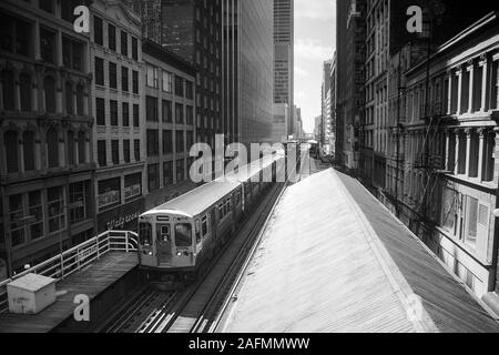 Chicago, Illinois, USA - 1996: Archivierung schwarz-weiß Blick auf die Innenstadt von Architektur und der S-Bahn und Hochbahn entlang Wabash Ave. Stockfoto