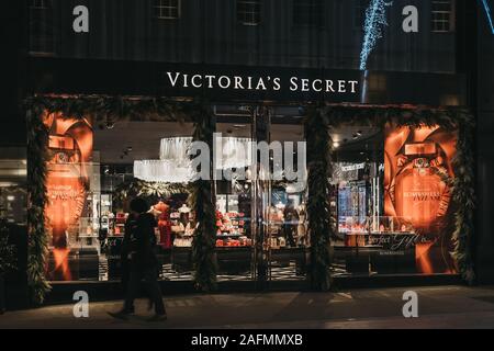 London, Großbritannien, 17. November 2019: Fassade des geschlossenen Victorias Secret Shop in der Bond Street, eine der berühmtesten Straßen für Luxus Shopping in London, U Stockfoto