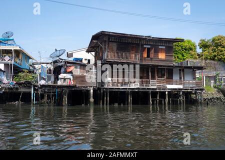 Häuser neben Canal, Bangkok, Thailand Stockfoto