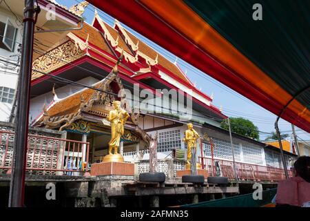 Tempel neben Canal, aus Kanal Boot, Bangkok, Thailand Stockfoto