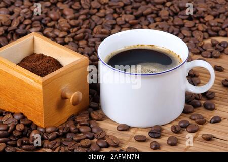 Tasse Kaffee mit Yin Yang Schaum Stockfoto