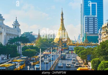 YANGON, MYANMAR - Februar 17, 2018: Die riesige goldene Sule Pagode fängt das Auge der Touristen, die Innenstadt erkunden, am 17. Februar in Yangon. Stockfoto