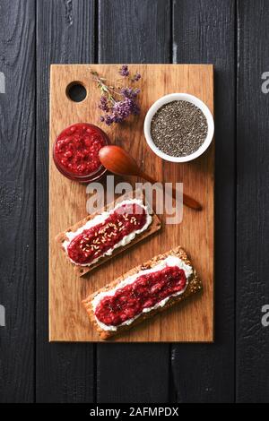 Und ricotta auf Vollkorn Knäckebrot auf schwarzem Hintergrund Kopie Raum Stockfoto