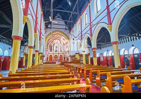 YANGON, MYANMAR - 17. FEBRUAR 2018: Die bescheidenen Gebet Halle der Heiligen Dreifaltigkeit anglikanische Kirche mit Holzdecke, Arkaden und Gips Dekore, auf Februa Stockfoto
