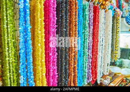 Die hängenden bunten Edelstein Perlen im Schmuck Stall der Bogyoke Aung San Market, Yangon, Myanmar Stockfoto