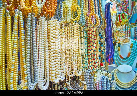 Verschiedene natürliche Perle und Edelstein Perlen Schmuck Stall der Bogyoke Aung San Market, Yangon, Myanmar Stockfoto