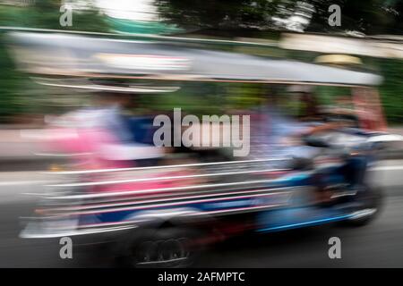 Tuktuk an Geschwindigkeit entlang der Straße unterwegs in Bangkok, Thailand Stockfoto