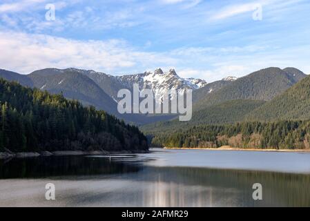 Capilano See mit den schneebedeckten Gipfel in der Ferne Lions Stockfoto