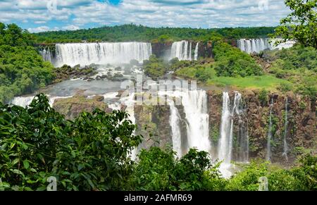 Spektakuläre Aussicht auf die Iguazu Wasserfälle wie aus Brasilien in Südamerika gesehen Stockfoto