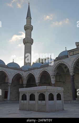 Die sadirvan Brunnen im Hof des 16. Jahrhunderts Suleymaniye Moschee, die Größte osmanische Moschee in Istanbul, Türkei Stockfoto