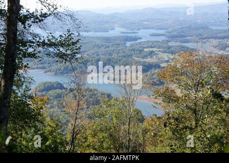 Blick auf Lake Chatuge von Bell Mountain. Hiawasse, Georgia, USA. Auf Bell Mountain den Fels mit Sprühfarbe abgedeckt sind. Stockfoto