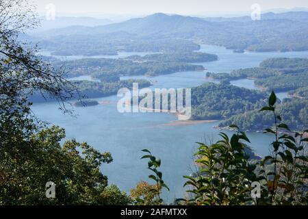 Blick auf Lake Chatuge von Bell Mountain. Hiawasse, Georgia, USA. Auf Bell Berg die Felsen sind mit Spray Lack überzogen. Stockfoto