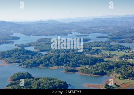 Blick auf Lake Chatuge von Bell Mountain. Hiawasse, Georgia, USA. Auf Bell Berg die Felsen sind mit Spray Lack überzogen. Stockfoto