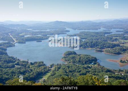 Blick auf Lake Chatuge von Bell Mountain. Hiawasse, Georgia, USA. Auf Bell Berg die Felsen sind mit Spray Lack überzogen. Stockfoto