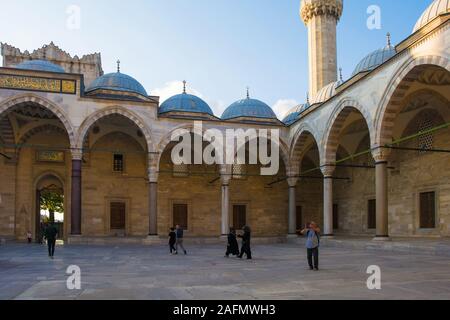 Istanbul, Türkei - 7. September 2019. Touristen und Anbeter im Innenhof des 16. Jahrhunderts Suleymaniye Moschee, die Größte osmanische Moschee in Stockfoto