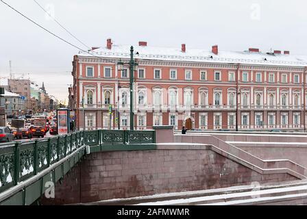 Sankt Petersburg, Russia-December 3, 2019: Frau nimmt Bilder der Newa in der Nähe der Liteyny Brücke und die liteyny Avenue Stockfoto