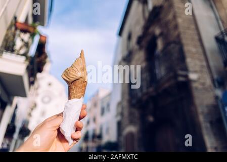 Man's Hand, die Italienische Schokolade und Kaffee Eis im Sommer. Stockfoto