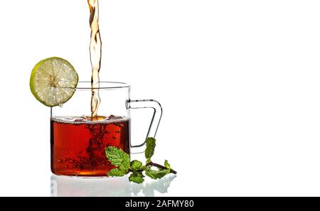 Tasse Tee, Minze und Zitrone auf weißem Hintergrund Stockfoto