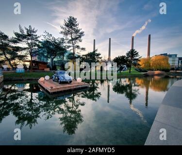 Der Volkswagen/VW Auto bau Werk mit den Leitungen der Volkswagen Werk in der Autostadt in Wolfsburg. Stockfoto