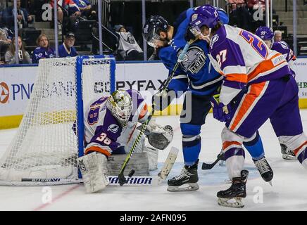 Orlando Solar Bears Torwart Clint Windsor (38) blockiert den Puck von Jacksonville Eisgruben steigt defenseman Kyle Shapiro (2), Mitte, vor Orlando Solar Bears, Johno kann (27), der während des ersten Anwendungszeitraums der ein echl Professional Hockey Spiel am Veterans Memorial Arena in Jacksonville, Fla., Samstag, 04.12., 14., 2019. [Gary Lloyd McCullough/CSM] Stockfoto
