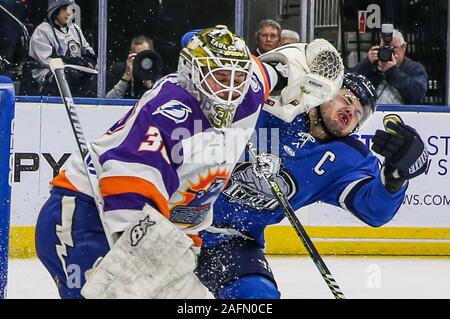 Jacksonville Eisgruben steigt linken Flügel Emerson Clark (13) Nimmt ein Handschuh auf das Gesicht von den Orlando Solar Bears Torwart Clint Windsor (38) während der ersten Zeit der ein echl Professional Hockey Spiel am Veterans Memorial Arena in Jacksonville, Fla., Samstag, 04.12., 14., 2019. [Gary Lloyd McCullough/CSM] Stockfoto