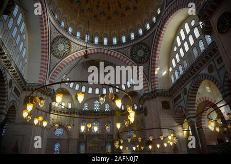 Das Interieur des 16. Jahrhunderts Suleymaniye Moschee, die Größte osmanische Moschee in Istanbul, Türkei Stockfoto