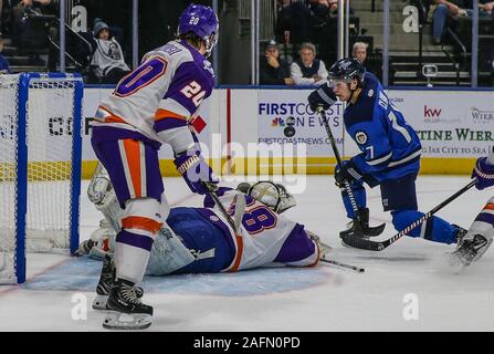 Jacksonville Eisgruben steigt vorwärts Everett Clark (17), rechts, verfolgt einen Rückstoß blockiert durch Orlando Solar Bears Torwart Clint Windsor (38) Vor der Verteidiger Michael Brodzinski (20) während der ersten Zeit der ein echl Professional Hockey Spiel am Veterans Memorial Arena in Jacksonville, Fla., Samstag, 04.12., 14., 2019. [Gary Lloyd McCullough/CSM] Stockfoto