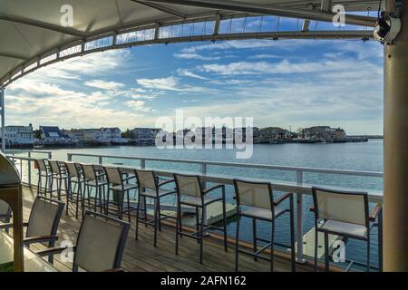 Leere Liegestühle an der Bayside Bar im Freien Stockfoto