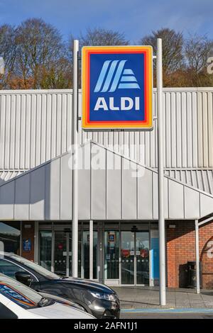 PONTYPRIDD, WALES - Dezember 2019: Schild über dem Eingang der ALDI Supermarkt im oberen Boot in der Nähe von Pontyrpidd mit parkenden Autos außerhalb. Stockfoto