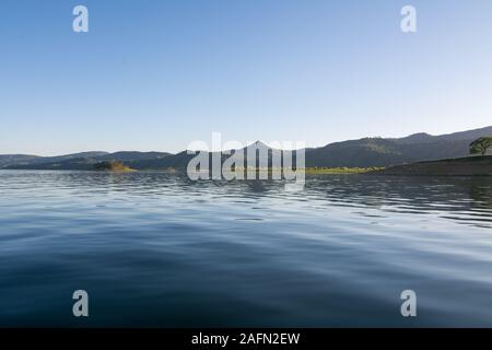 Lake berryessa blauer Himmel Sommer Kalifornien Stockfoto