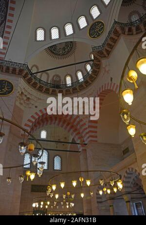 Das Interieur des 16. Jahrhunderts Suleymaniye Moschee, die Größte osmanische Moschee in Istanbul, Türkei Stockfoto