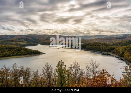 Panoramablick auf Rur See im Nationalpark Eifel, Deutschland Stockfoto