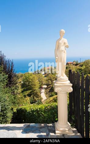 Palaios Panteleimonas in Griechenland - Olympische Küste. Blick auf die Ägäis mit antiken Skulptur. Stockfoto