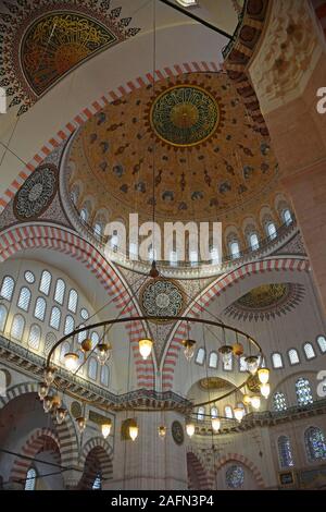 Ein Teil der Decke des 16. Jahrhunderts Suleymaniye Moschee, die Größte osmanische Moschee in Istanbul, Türkei Stockfoto