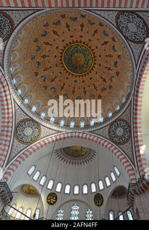 Ein Teil der Decke des 16. Jahrhunderts Suleymaniye Moschee, die Größte osmanische Moschee in Istanbul, Türkei Stockfoto