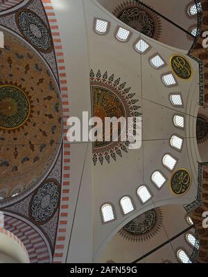 Ein Teil der Decke des 16. Jahrhunderts Suleymaniye Moschee, die Größte osmanische Moschee in Istanbul, Türkei Stockfoto